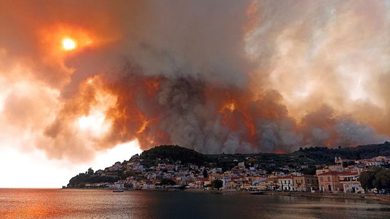 На три гръцки острова пламнаха големи пожари които наложиха масова