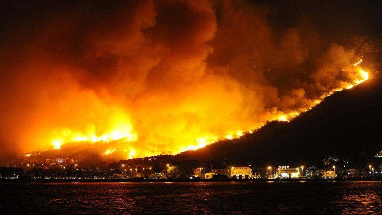 Пожарът в Асклепиона на Родос се разгаря отново. Огънят се