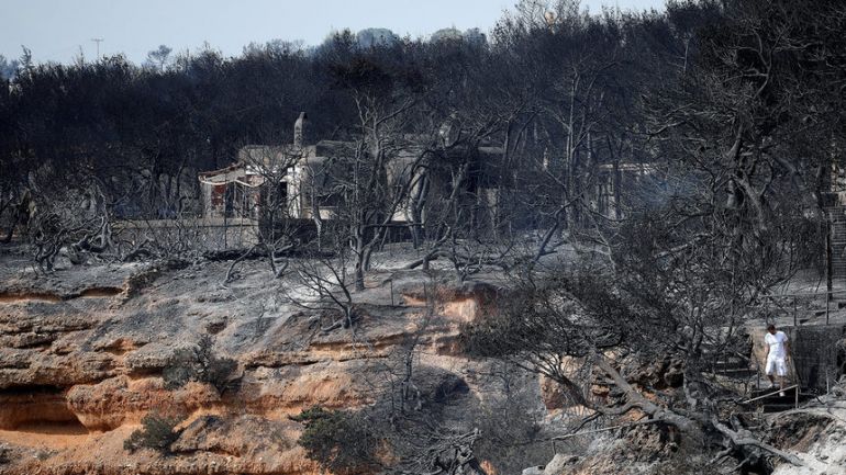 Продължава борбата с огнената стихия в Гърция Наложи се евакуация