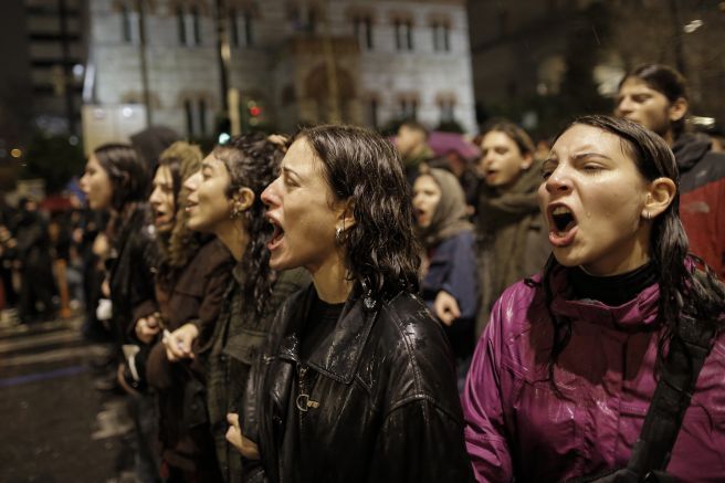 Хиляди студенти протестираха снощи в Атина и в Солун заради