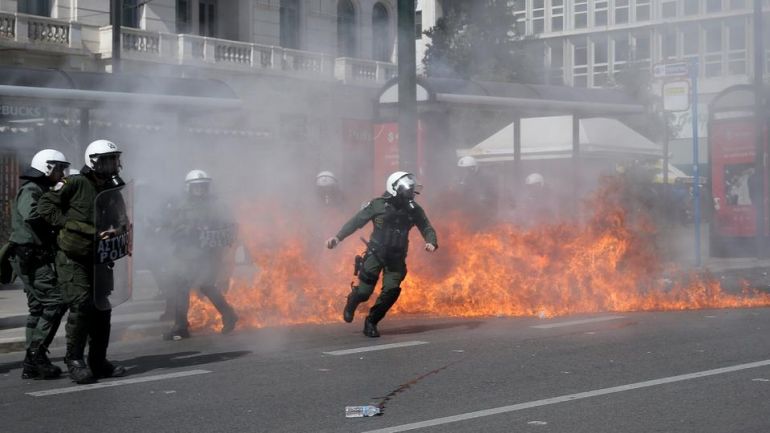 Гръцката полиция изстреля сълзотворен газ по протестиращи хвърлящи запалителни бомби