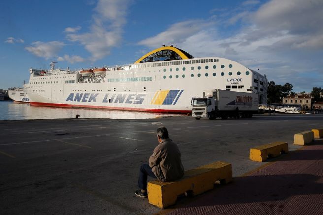 Фериботите в Гърция останаха днес в пристанищата поради стачка, организирана