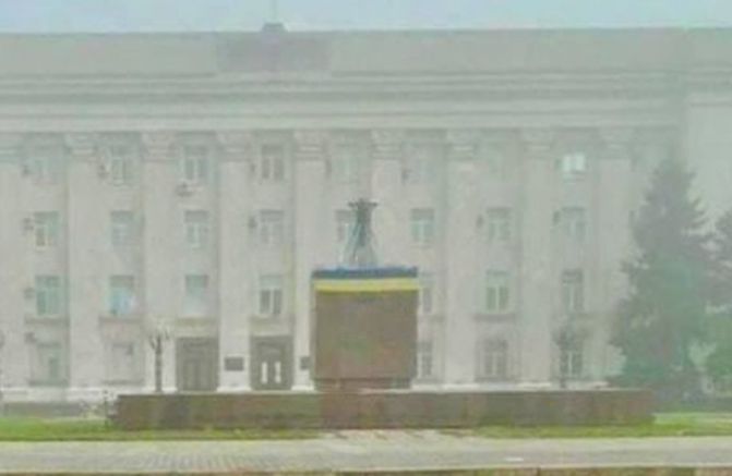 В центъра на Херсон вече се развява украинският флаг –
