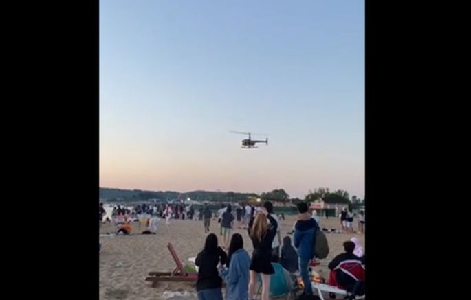 Хеликоптер прелетя опасно ниско над един от най-оживените плажове около