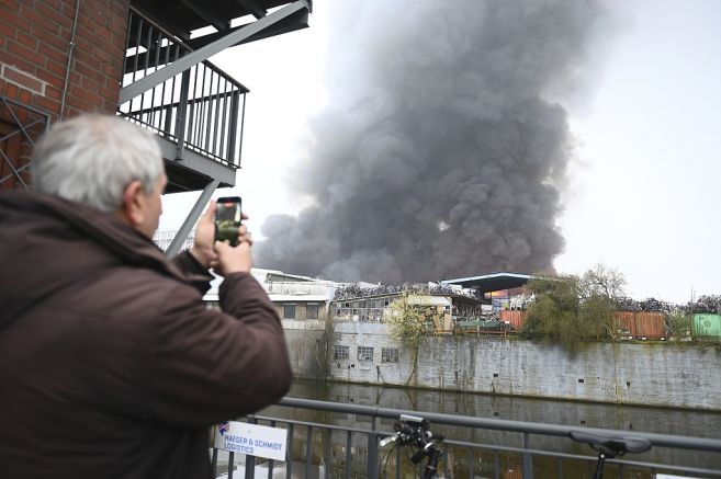 Два склада пламнаха тази сутрин в Хамбург Пожарната служба предупреди