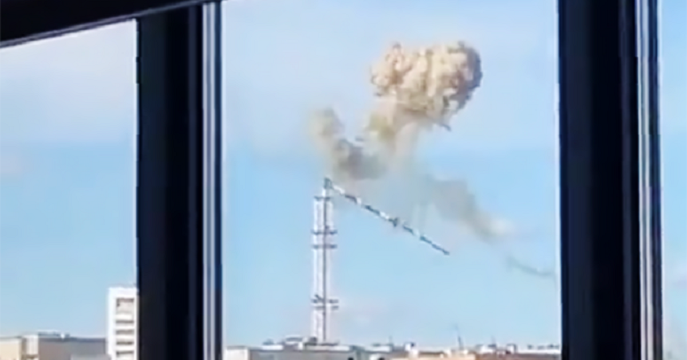 Руска въздушна атака разруши телевизионната кула в Харков, Източна Украйна,