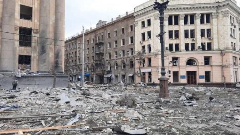 Руски управляеми бомбипоразиха цивилна инфраструктура и частни жилища в украинскатаХаркивска