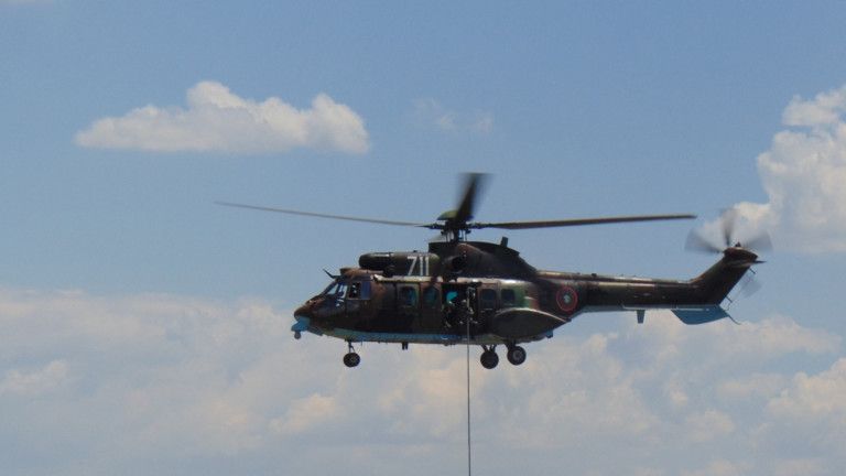 Екипаж на вертолет Кугър транспортира тежко пострадал мъж в района