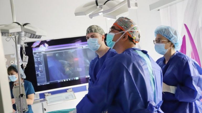Хирурзи от Военномедицинска академия (ВМА) оперираха на живо пред 250