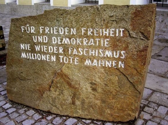 Константин МишевНещо за паметниците За паметта В Браунау на Ин Австрия
