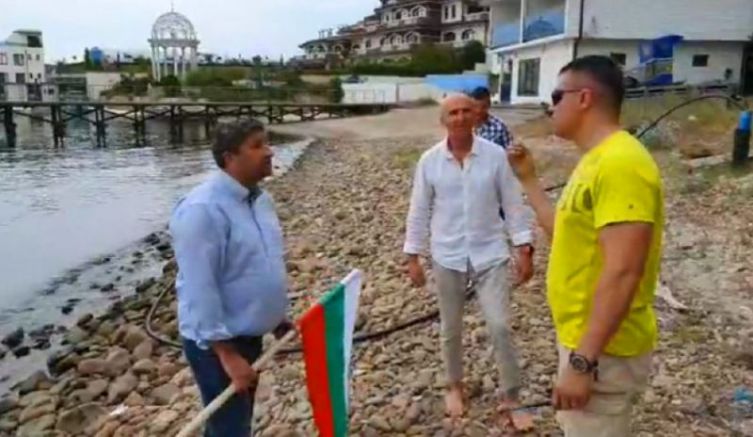 Христо Иванов се опитва да забие българското знаме на заграбения от Доган бряг