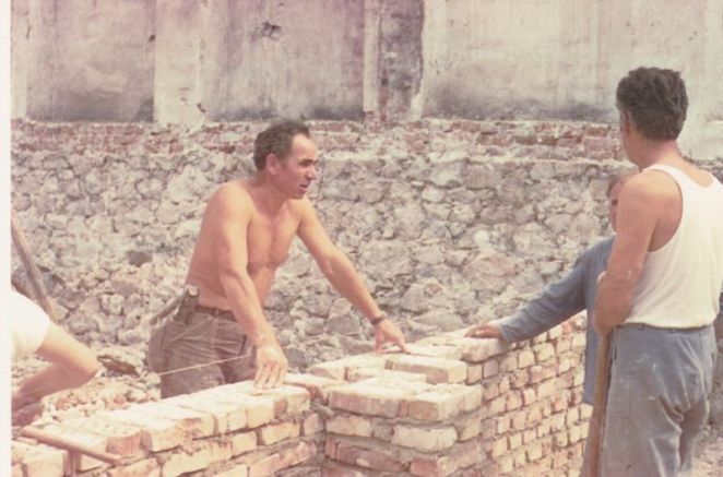 На снимката: Пастир Куличев като зидар. Строи църквата в Кричим!
