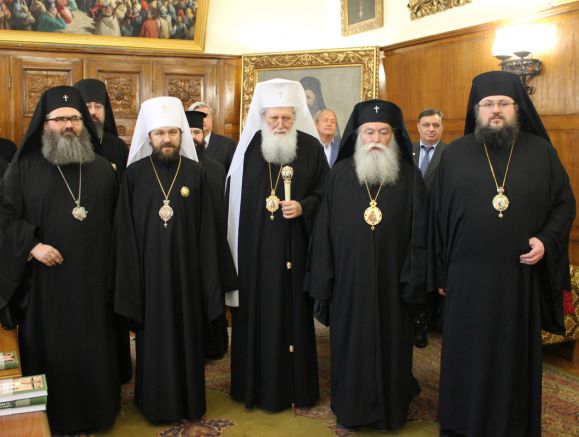 Иларион Алфеев с патриарх Неофит и руските любимци Йоан, Гавраил и Герасим
