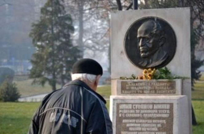 Пред паметника на Илия Минев в София