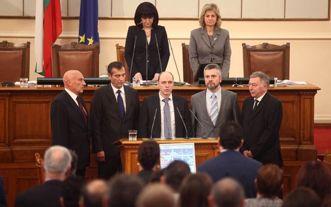 Бившият щатен служител на ДС Илко Желязков е вторият от ляво на дясно