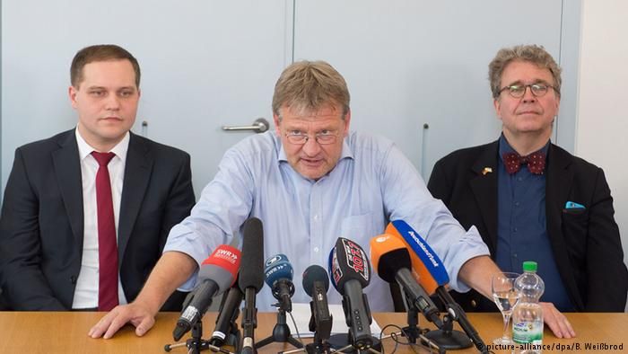 Председателят на популистката „Алтернатива за Германия“ Йорг Мойтен / в средата/