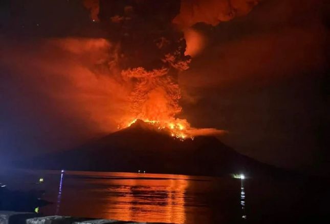 През нощта срещу 17 април вулкан изригна няколко пъти в
