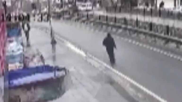 Мъж намушка днес с нож 11 души в истанбулския квартал