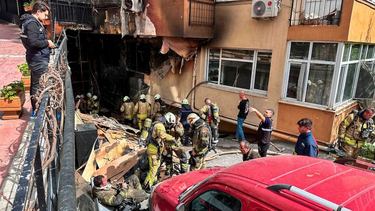 При пожар в 16 етажна жилищна сграда в Истанбул са загинали