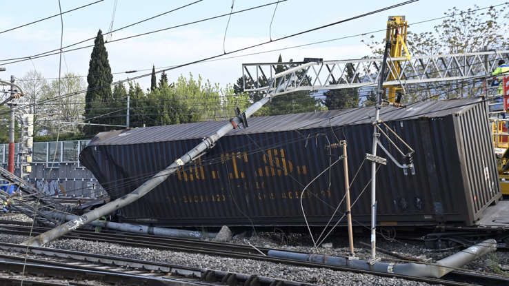 Пътници в цяла Италия останаха блокирани след като влаково дерайлиране