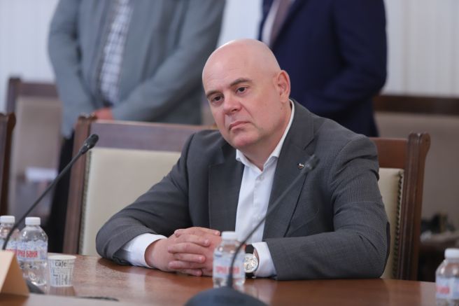 Единствено бившият главен прокурор Иван Гешев се яви на Комисията