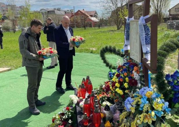 Гешев поднася цветя в памет на жертвите от Буча, до църквата "Св. Андрей Първозвани", където в общ гроб са зарити 146 украинци