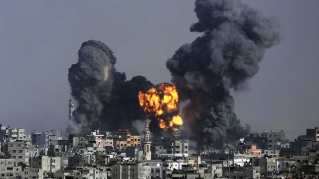 Израел бомбардира рано тази сутрин обекти в пренаселения град Рафах