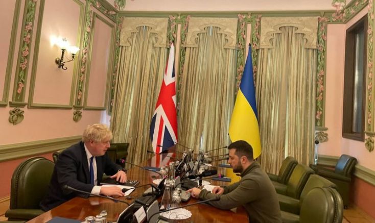 Британският премиер Борис Джонсън, който пристигна изненадващо в Киев, обеща