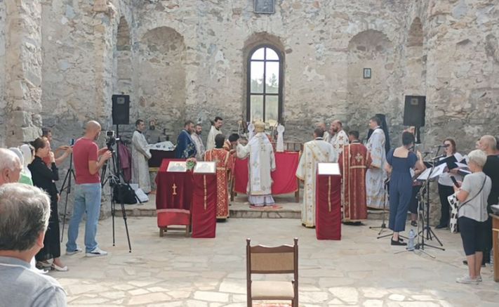 В потопената църква в язовир Жребчево отново беше отслужена литургия