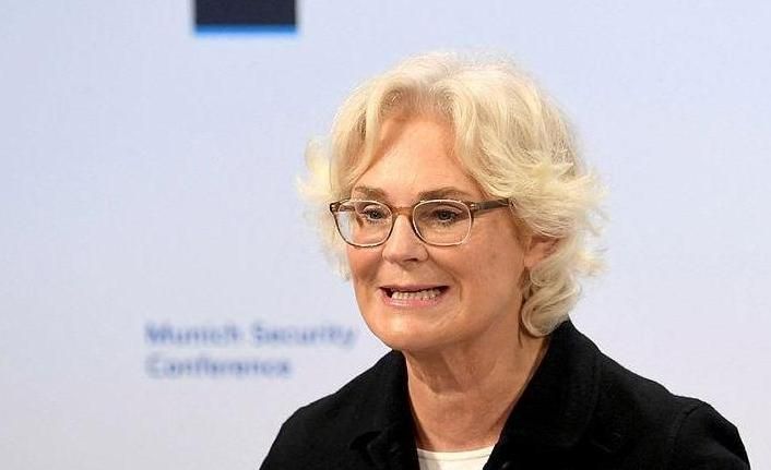 Германският министър на отбраната Кристине Ламбрехт подаде оставка след като