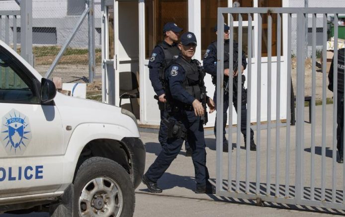 Полицейски патрул в Косово е попаднал под обстрел в северната