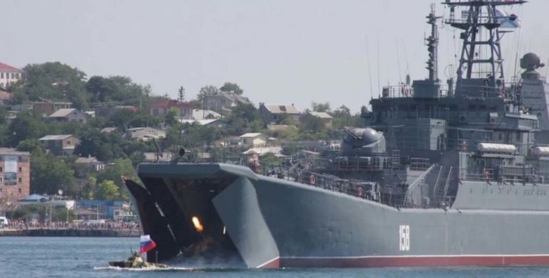 Дронове удариха руския десантен кораб Цезар Куников в Черно море