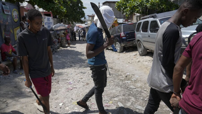 Стотици престъпници са избягали от затвора в столицата на Хаити