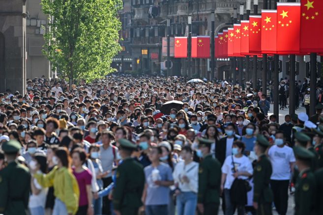 Населението на Китай е намаляло през миналата година за първи
