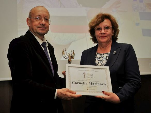 Кметът на Община Ловеч Корнелия Маринова получи златна статуетка като