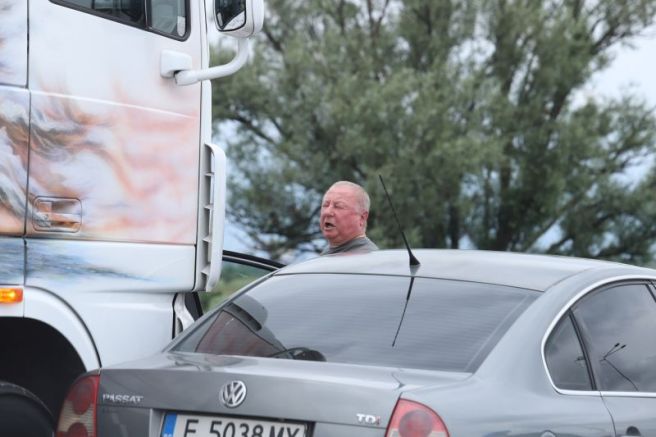 Камион с около 50 мигранти е задържан на бул Ботевградско