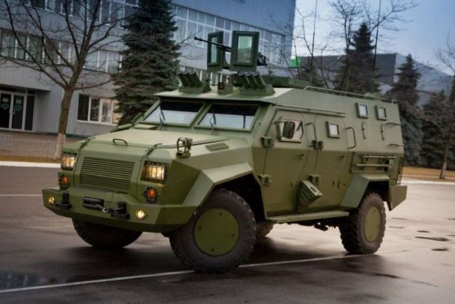 Украйна получи още 4 канадски бронирани машини Gurkha в санитарен