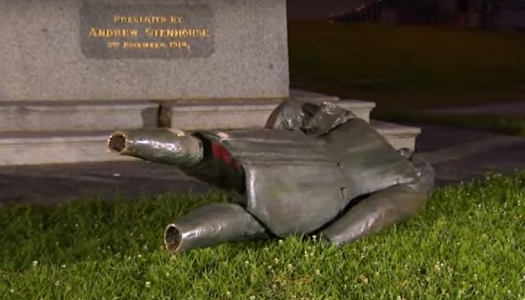 Столетна статуя на капитан Джеймс Кук беше отсечена в Австралия