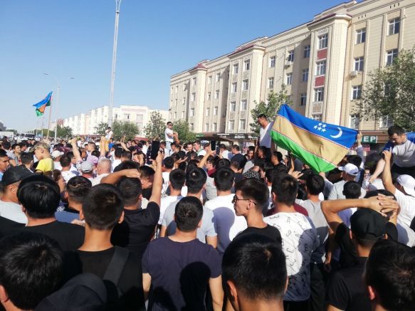 Властите в узбекската автономна република Каракалпакстан съобщиха че хиляди души