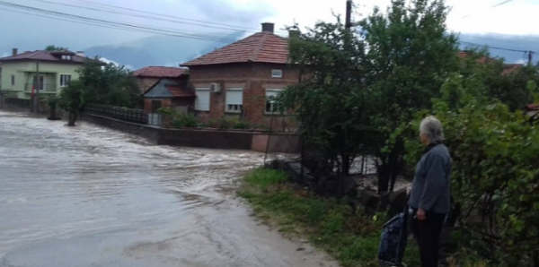 Втора приливна вълна заля около 11,30 часа село Каравелово, което