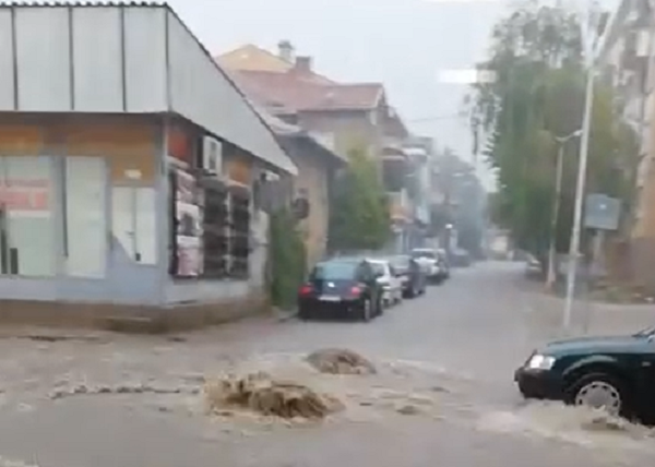 Проливен дъжд заля град Карлово Ситуацията в града е сериозна  Улиците
