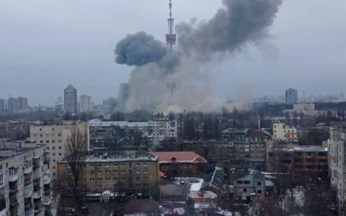 Телевизионната кула в Киев е улучена от руски артилерийски снаряд,