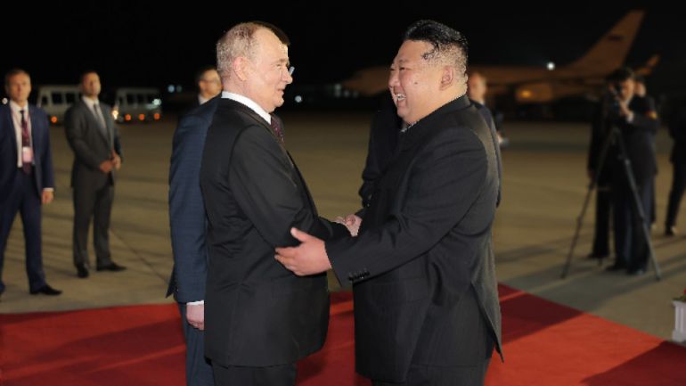Руският президент Владимир Путин бе посрещнат с червен килим военна