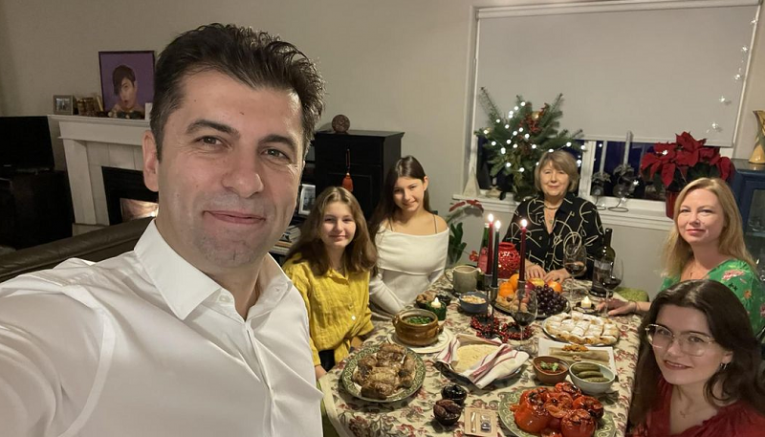 Кирил Петков заведе съпругата си Линда и дъщерите си при