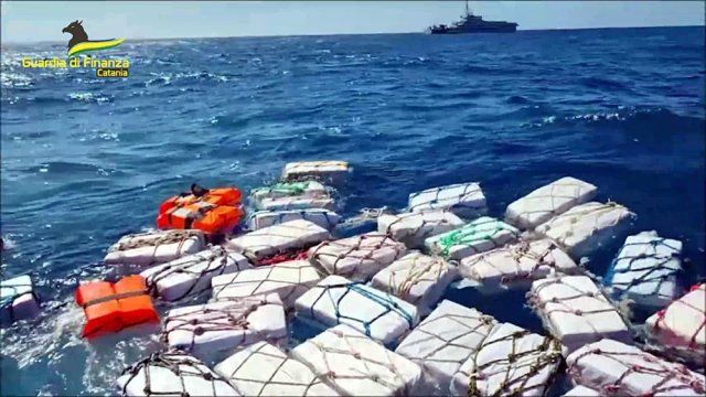 В морето край Катания откриха два тона кокаин за над