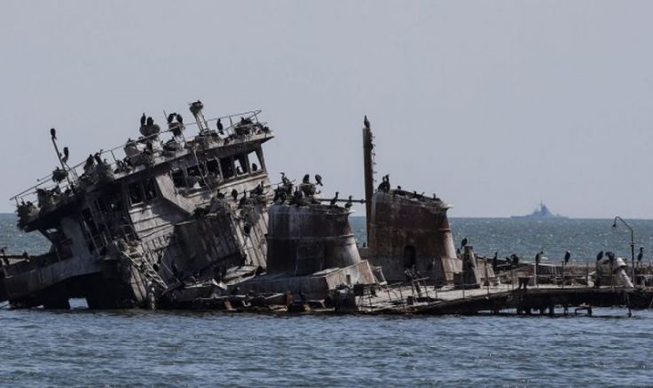 Русия се опитва да замаскира военните си кораби в Черно