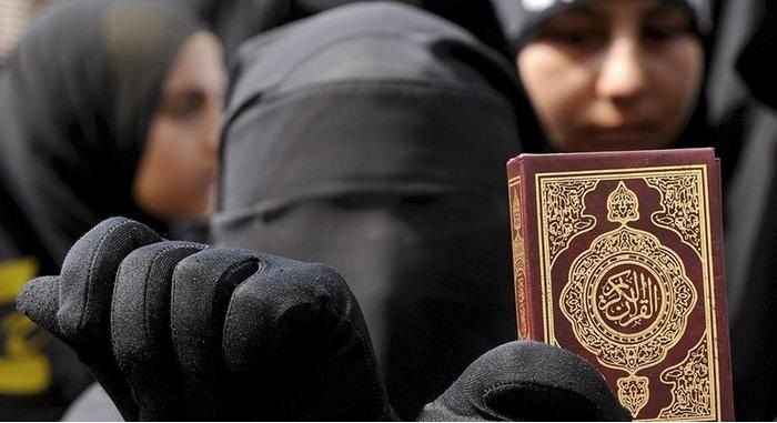Нидерландски крайно десен активист стъпка и разкъса копие на Корана