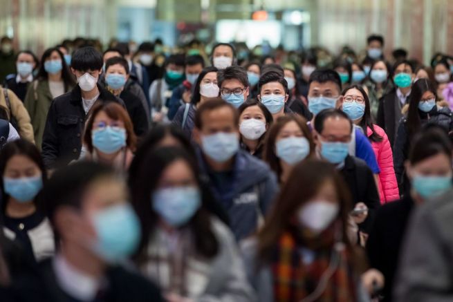 Китайците сложиха отново предпазните маски от пандемията Причината е пик