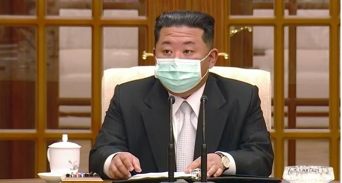 Лидерът на Северна Корея Ким Чен ун обвини безотговорните здравни шефове