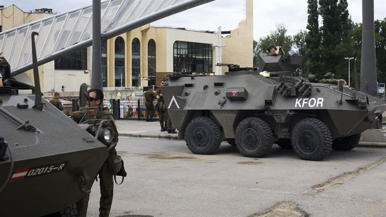 НАТО съобщи че изпраща допълнителни сили в Косово след сблъсъците